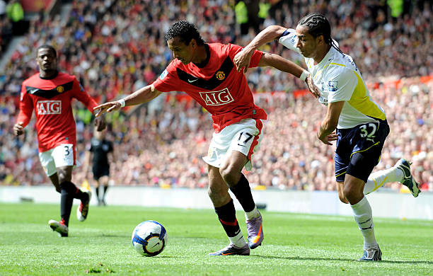 他向我们展 他向我们展